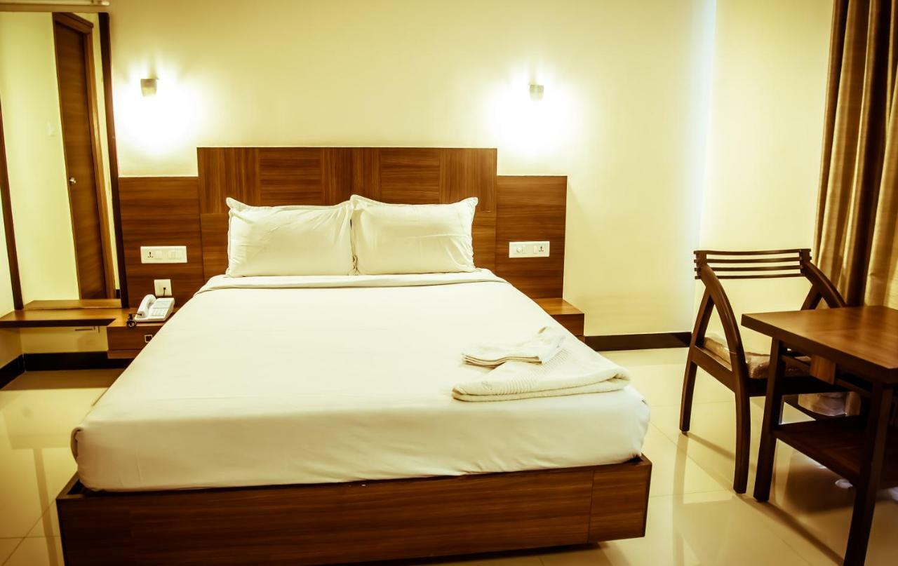 Hotel The Pioneer Visakhapatnam Exterior foto