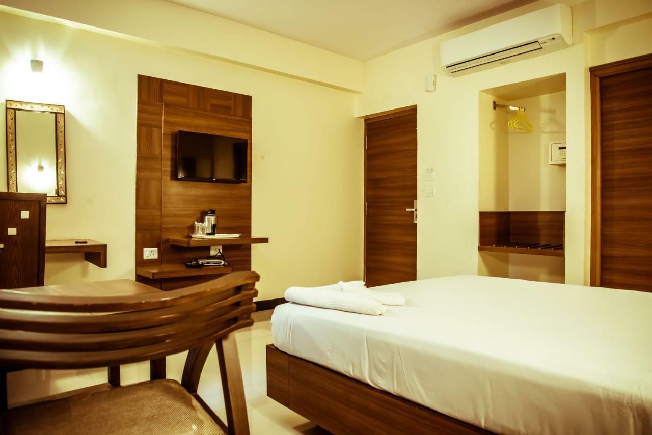 Hotel The Pioneer Visakhapatnam Exterior foto